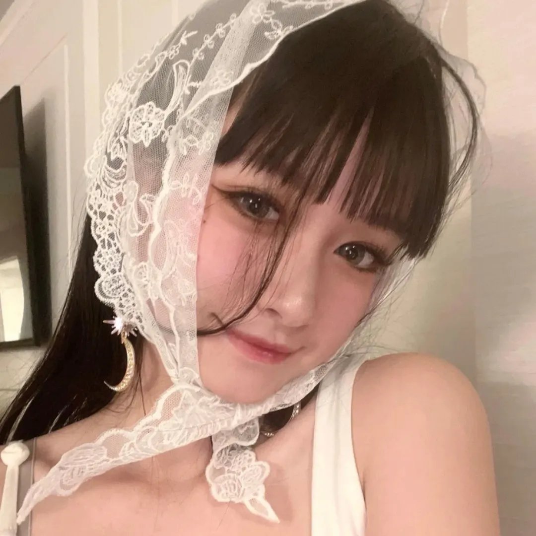 走进酒吧的女孩